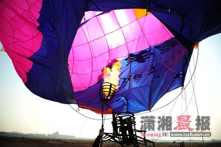 12月4日，雷翔与他的“大鲸鱼”飞了起来。图/记者李林冬