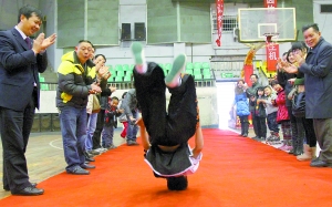 30秒37个!8岁赵航创头顶翻世界纪录