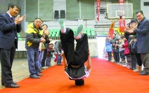 30秒37个!8岁重庆娃娃创头顶翻世界纪录